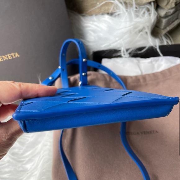 NWOT Bottaga Veneta Maxi Intrecciato Leather Phone/Card Holder on Strap-Blue - Picture 8 of 11